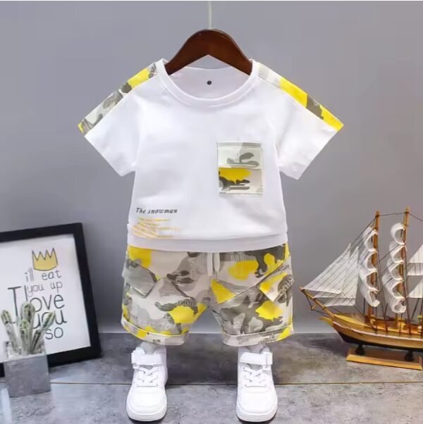 Ensemble Luxe Garçon – T-shirt et Short Camouflage
